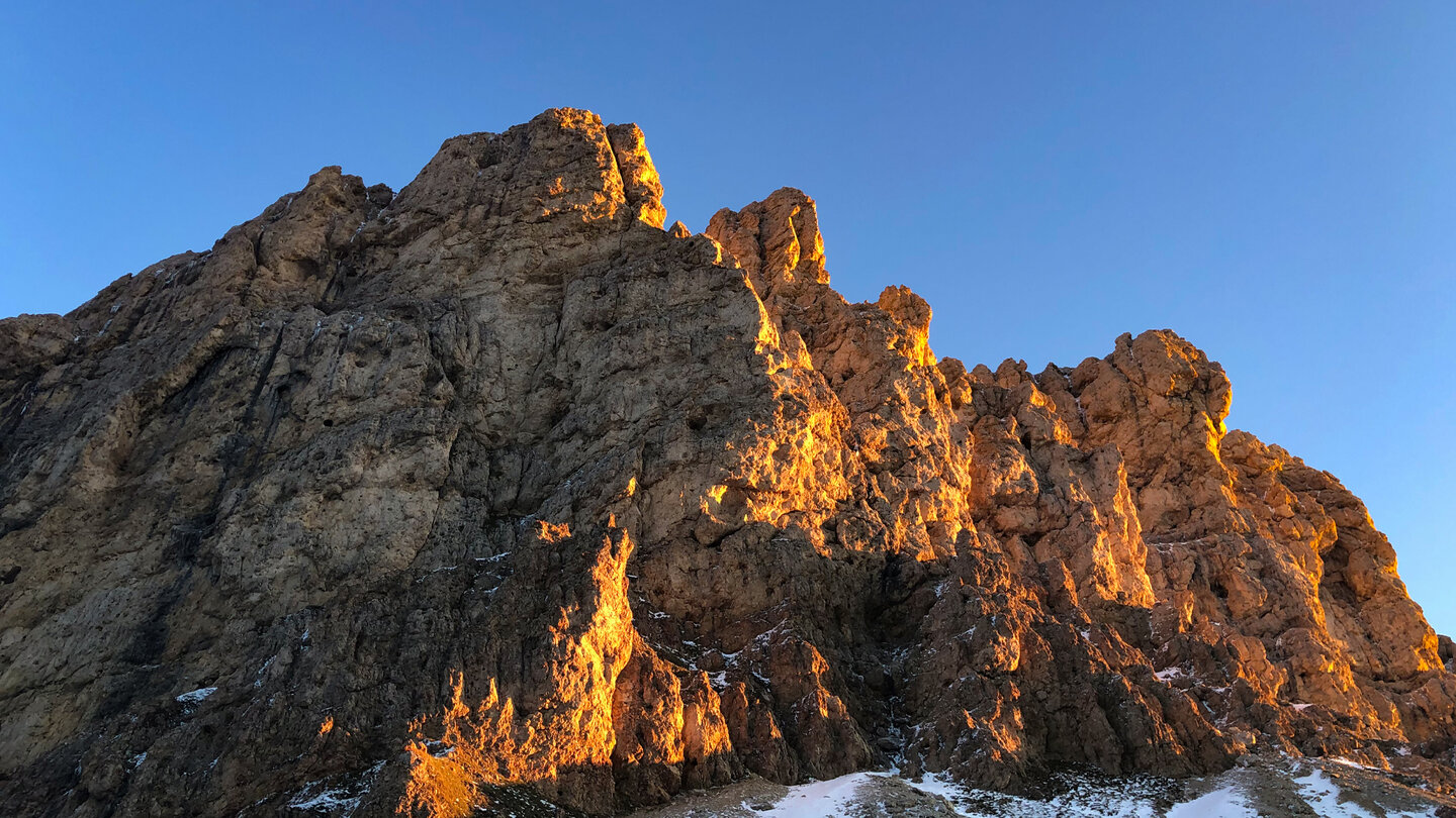 angestrahlte Felsformationen im Rosengarten bei perfektem Wanderwetter angestrahlte Felsformationen im Rosengarten