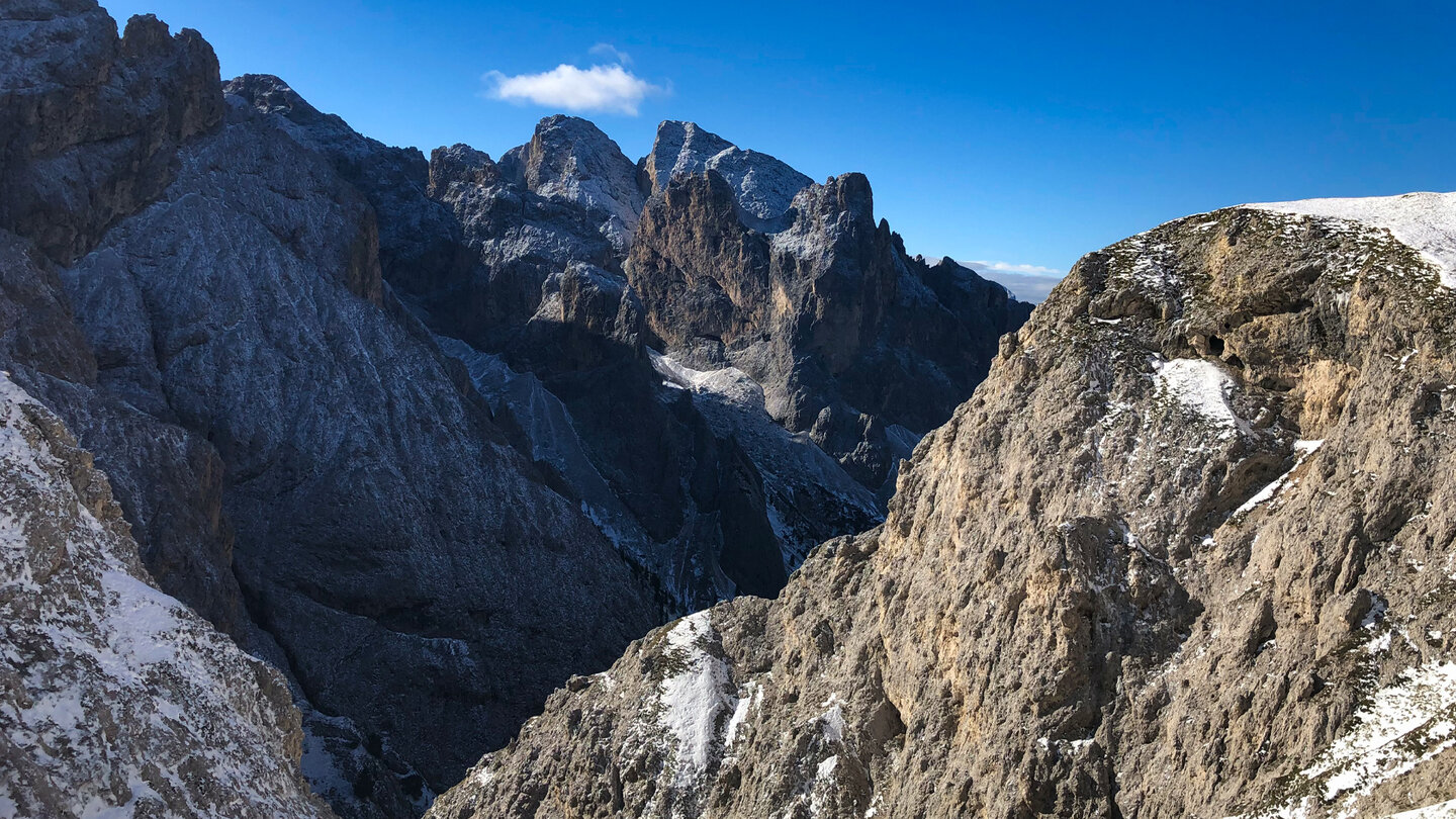 der Blick hinab ins Bärenloch in den Dolomiten Bärenloch in den Dolomiten