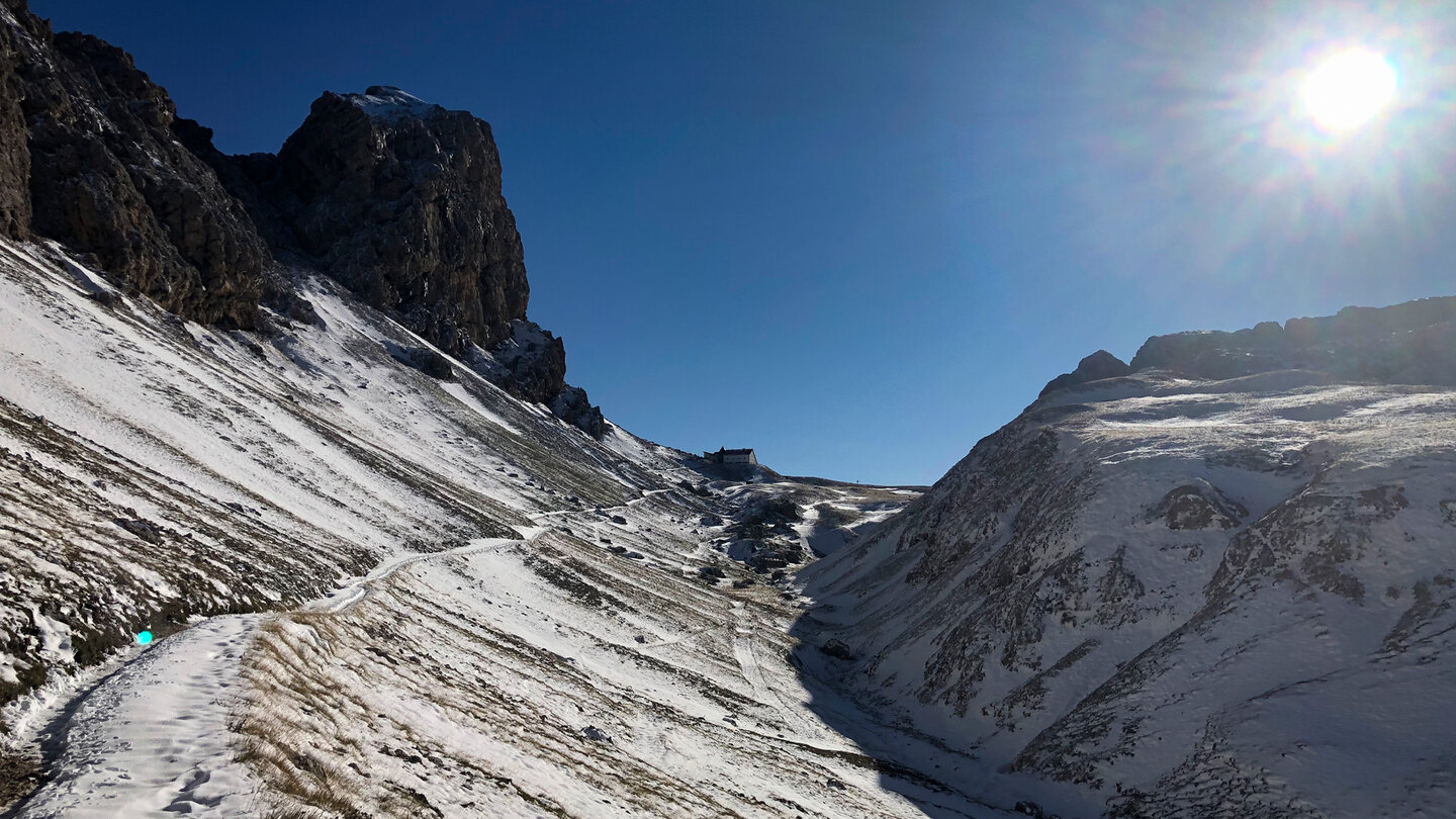 verschneiter Wanderpfad auf der Hüttentour im Rosengarten verschneiter Wanderpfad auf der Hüttentour