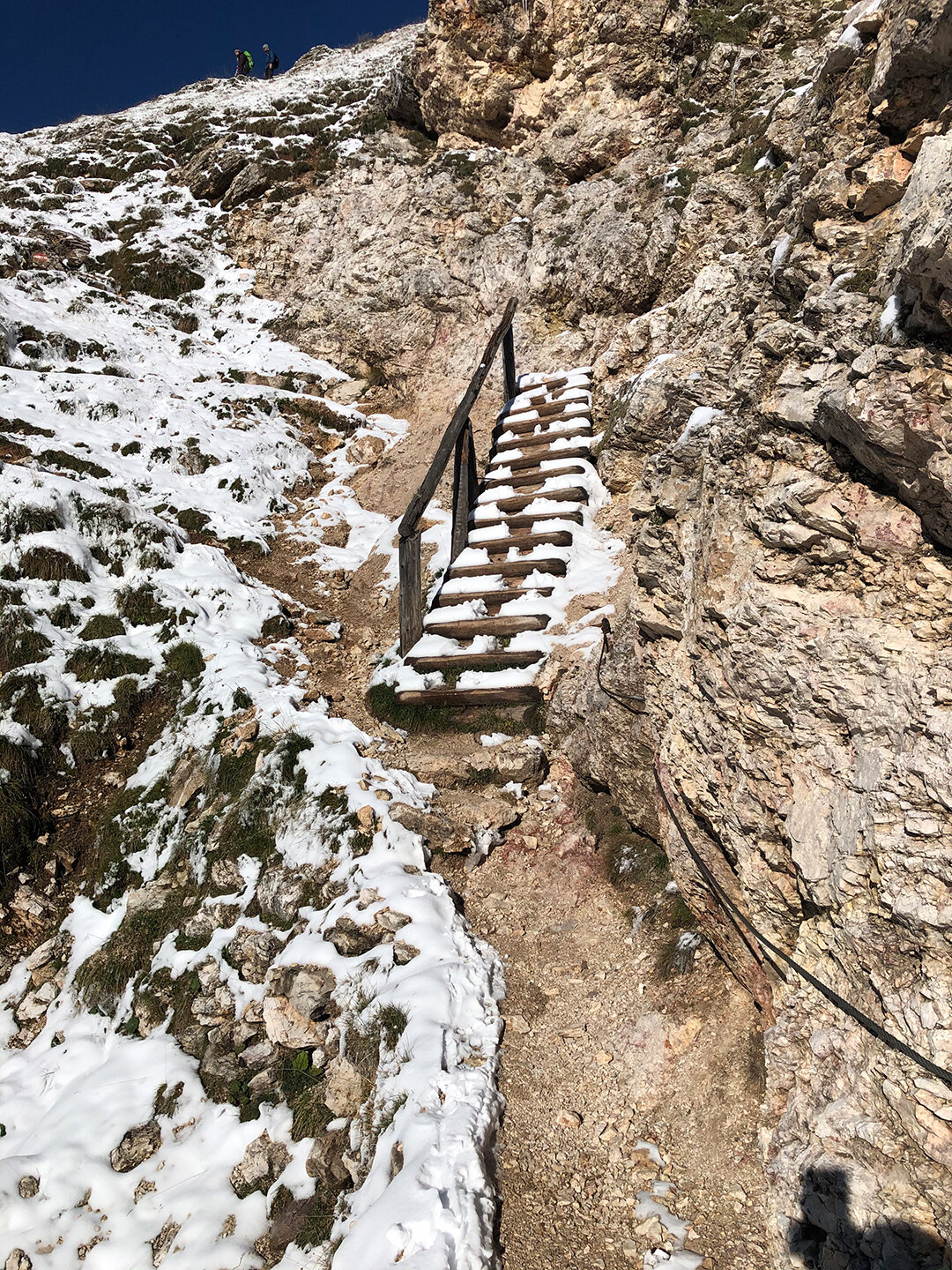 Stahlseilsicherung und vereiste Treppe entlang des Aufstiegs zur Roterdspitze Stahlseilsicherung und vereiste Treppe zur Roterdspitze