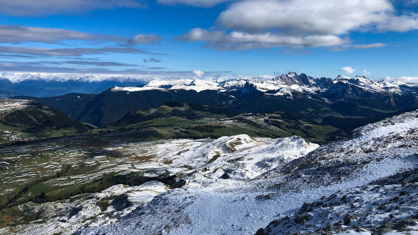 Ausblick von der Roterdspitze auf die noch schneefreie Seiser Alm Ausblick von der Roterdspitze auf die Seiser Alm