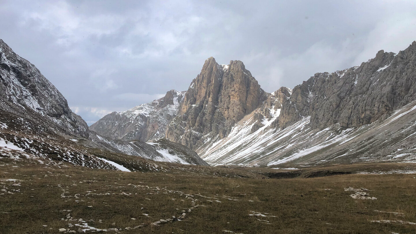 die Roterdspitze in den Dolomiten mit ersten Schneefeldern Roterdspitze in den Dolomiten