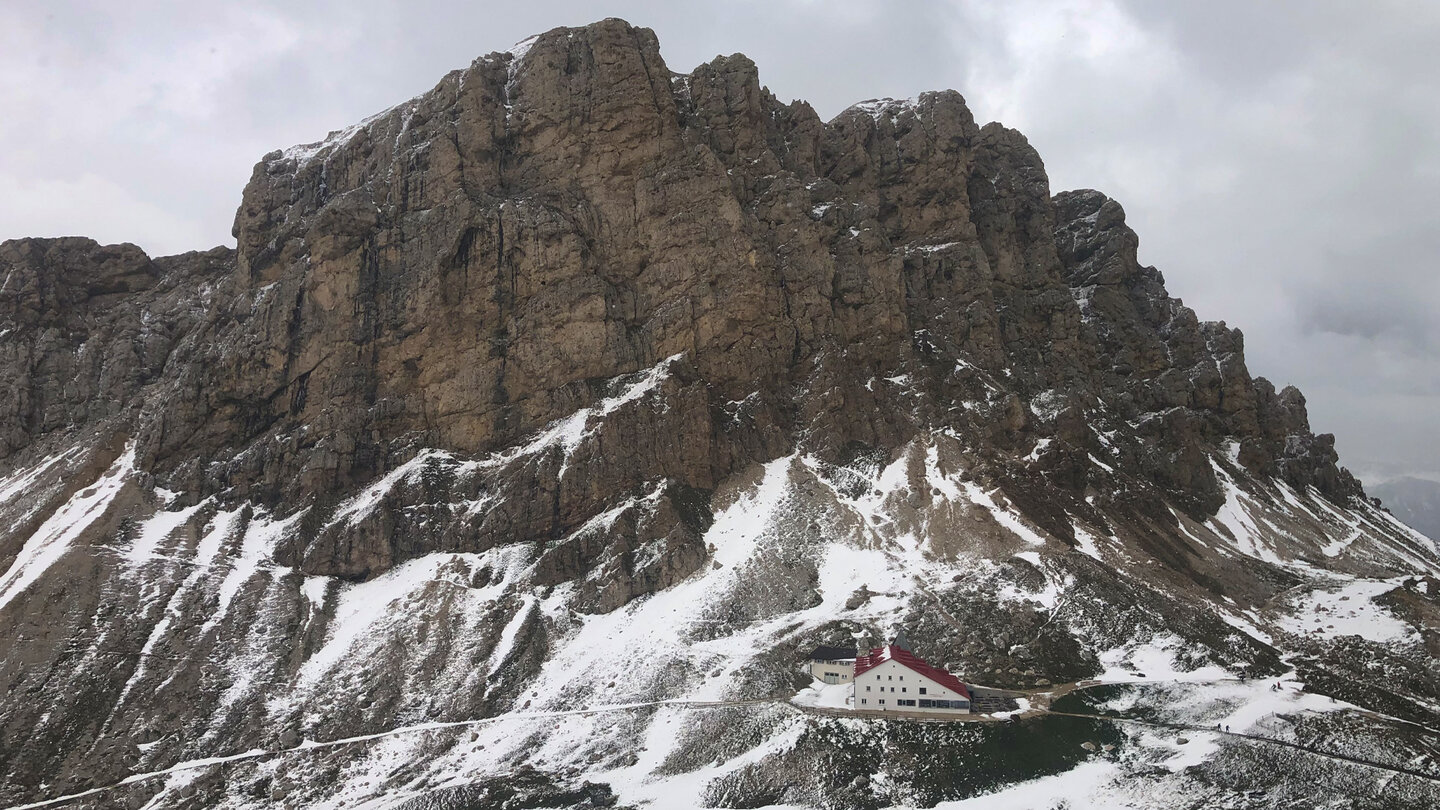 das Rifugio Alpe di Tires unterhalb der Rosszähne Rifugio Alpe di Tires unterhalb der Rosszähne