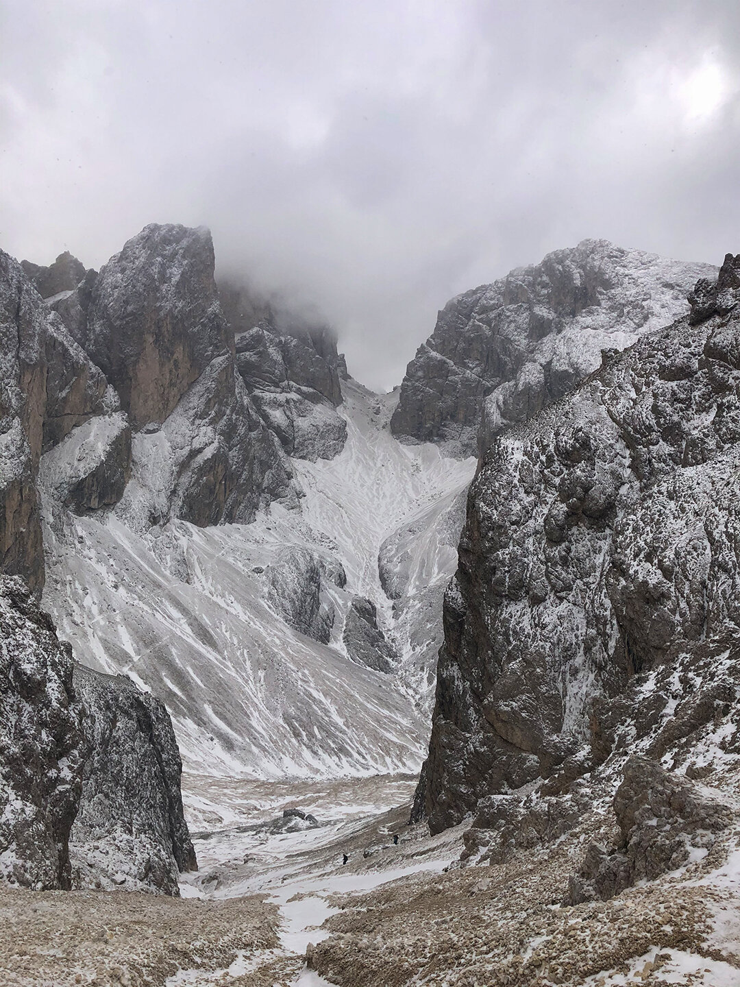 der Blick hinauf zum Grasleitenpass in der Rosengartengruppe Blick hinauf zum Grasleitenpass