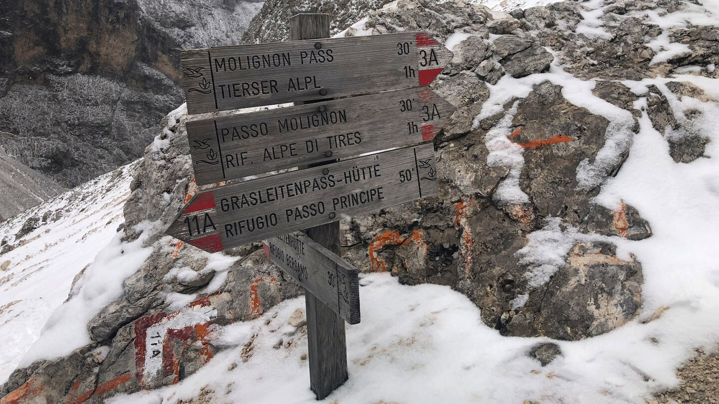 die Weggabelung zu den Hütten Rifugio di Alpe Tires und Rifugio Passo Principe Weggabelung zu den Hütten Rifugio di Alpe Tires und Rifugio Passo Principe