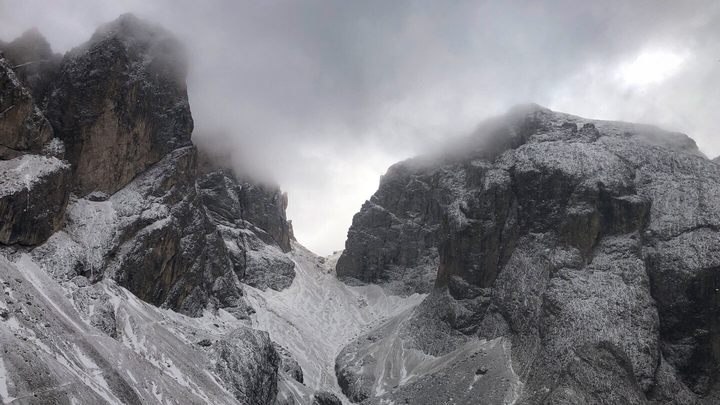der Grasleitenpass mit verschneitem Weg links an am Berghang Grasleitenpass mit verschneitem Weg