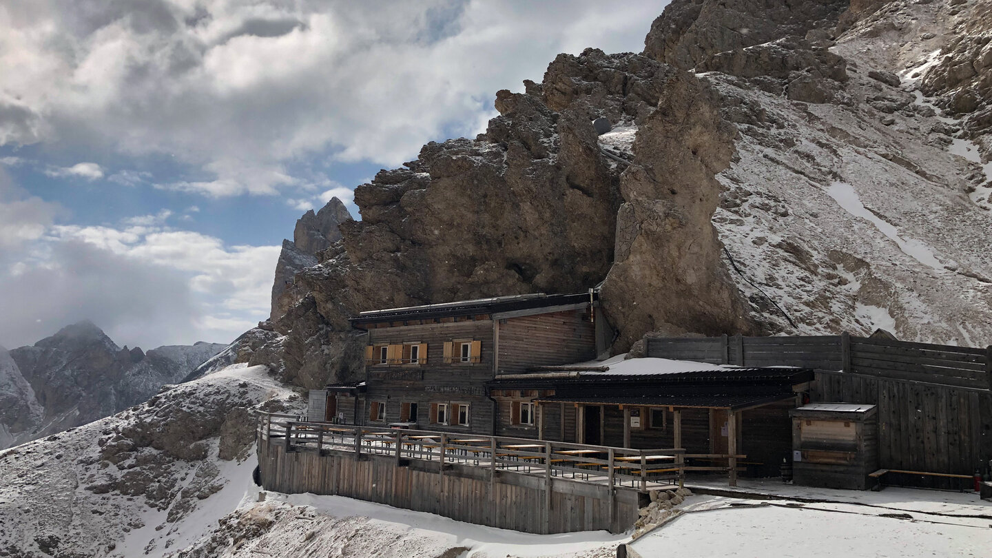 das Rifugio Passo Principe (Grasleitenhütte) liegt geschützt in der Felswand Rifugio Passo Principe (Grasleitenhütte)