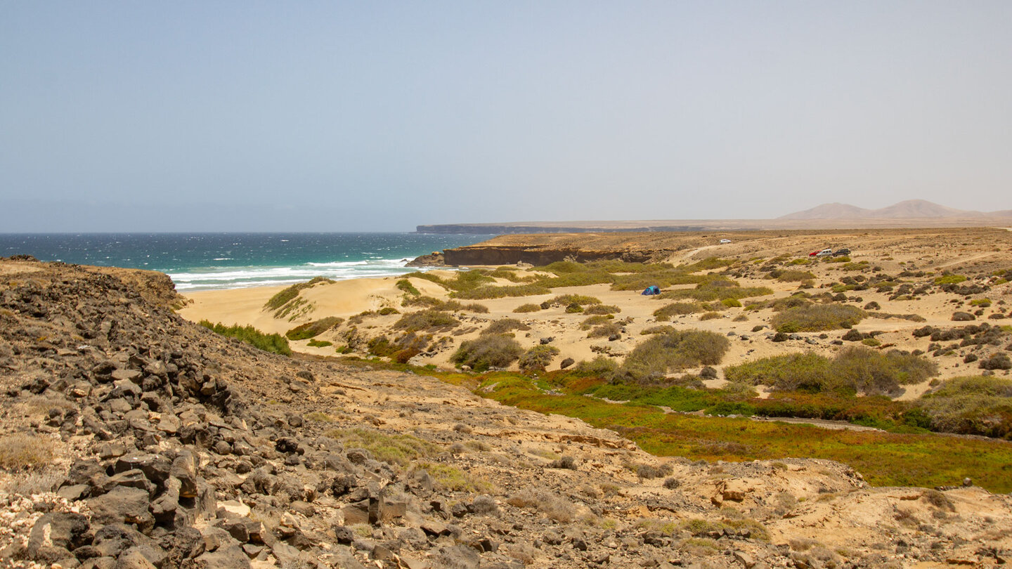 Blick vom Wanderweg über die Dünenlandschaft an der Mündung des Barranco de Jarugo