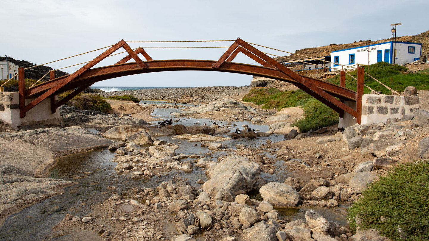 Fußgängerbrücke an der Mündung des Barranco de los Molinos zum Strand