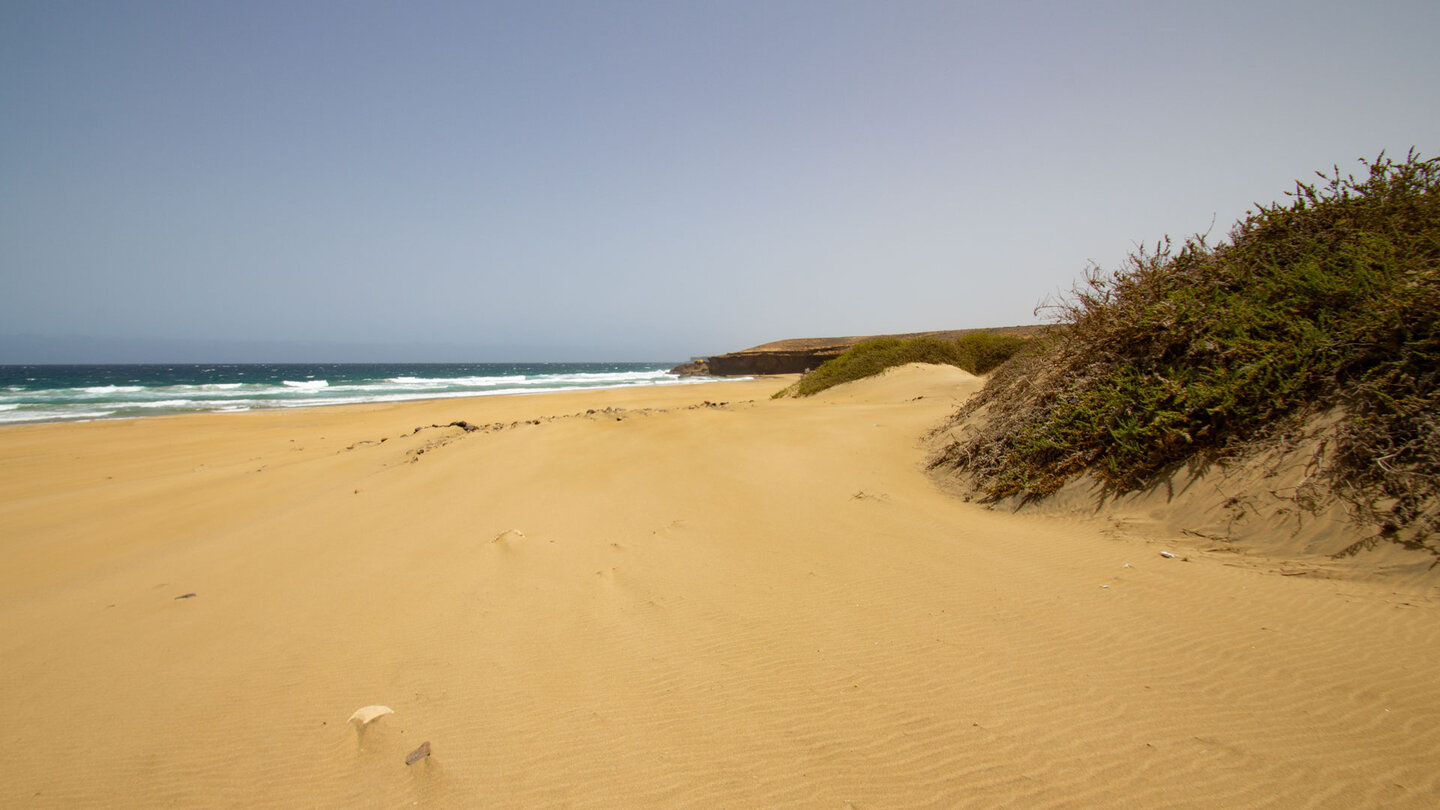 der Weg zum Strand Playa de Jarugo führt durch eine Dünenlandschaft
