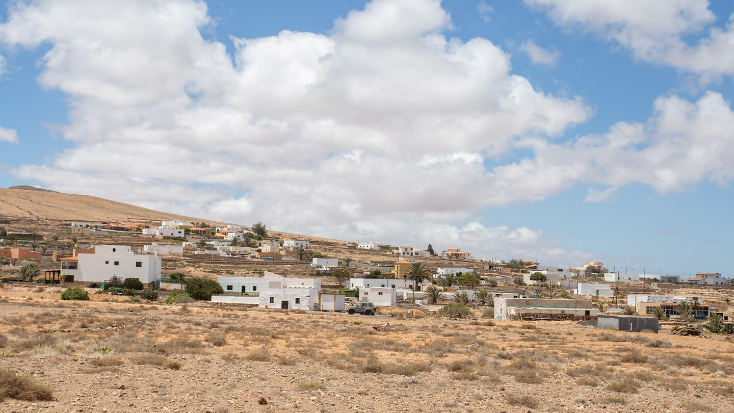 typisch weiße Fassaden an den Häusern der Streusiedlung Tindaya auf Fuerteventura