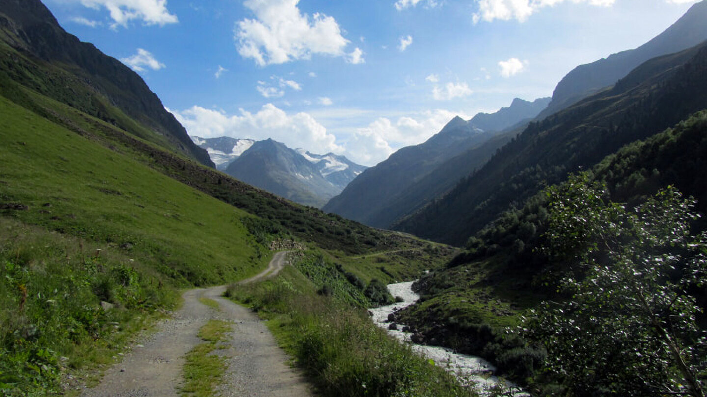 Wanderweg am Taschachbach im Tal