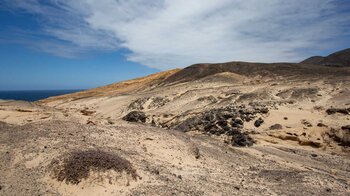 erodierte Schluchten im Sandstreifen bei Agua Cabras