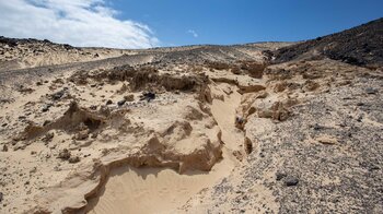 Erosionsrinne entlang des Wanderweges durch die Sandzone