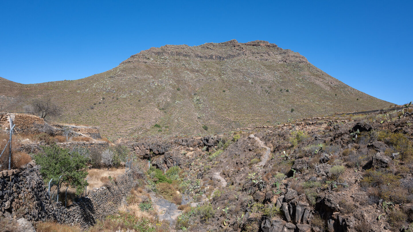 Blick auf den Roque del Conde mit der Schlucht Barranco Mara im Vordergrund