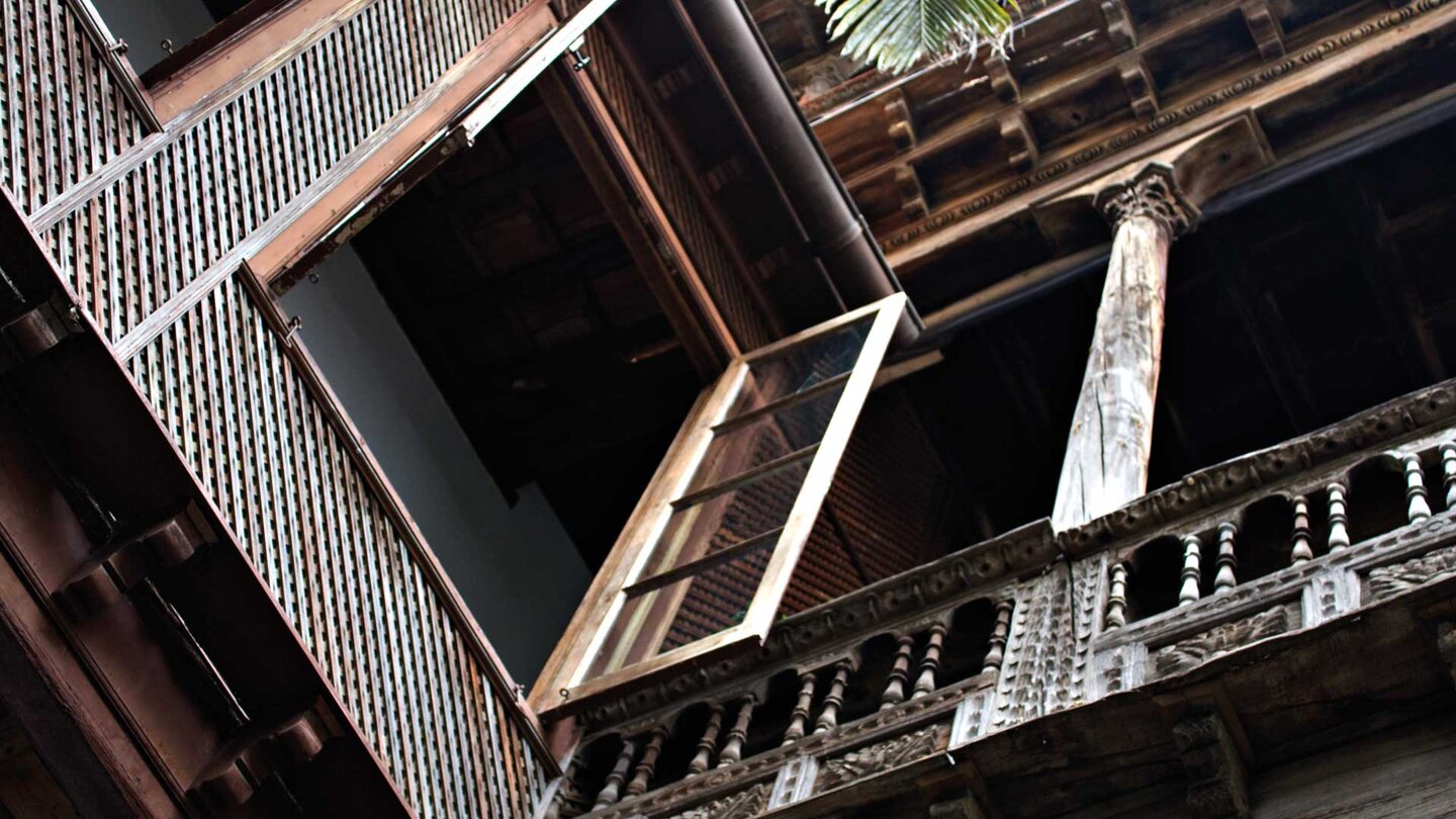 feine Holzschnitzereien an den Balkonen im Casa de Los Balcones in La Orotava auf Teneriffa feine Holzschnitzereien an den Balkonen im Casa de Los Balcones