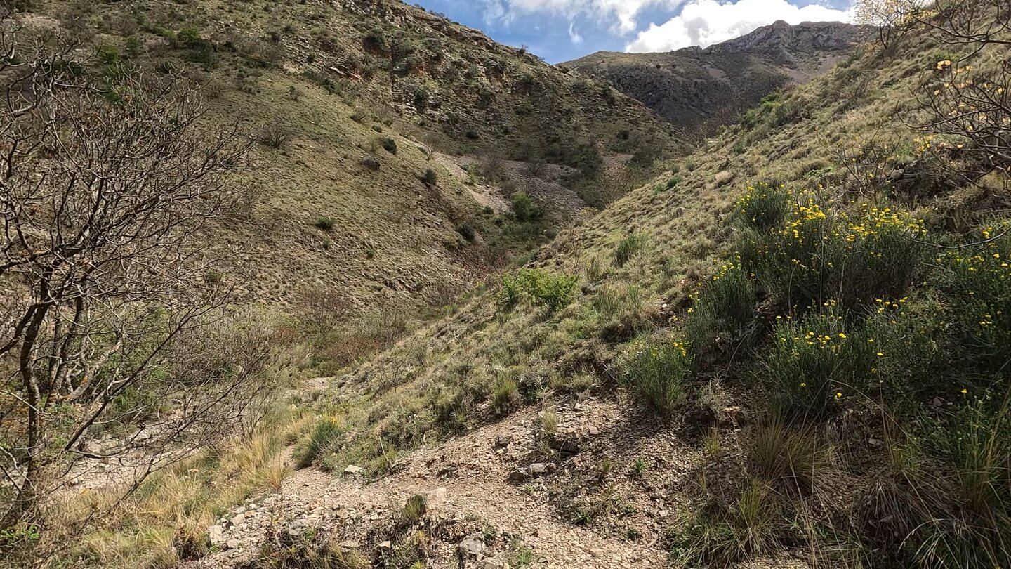 Abstieg zur Engstelle Arroyo de la Eruela auf der Wanderung zur Caldera del Tío Lobo in der Sierra Mágina Abstieg zur Engstelle Arroyo de la Eruela auf der Wanderung zur Caldera del Tío Lobo in der Sierra Mágina