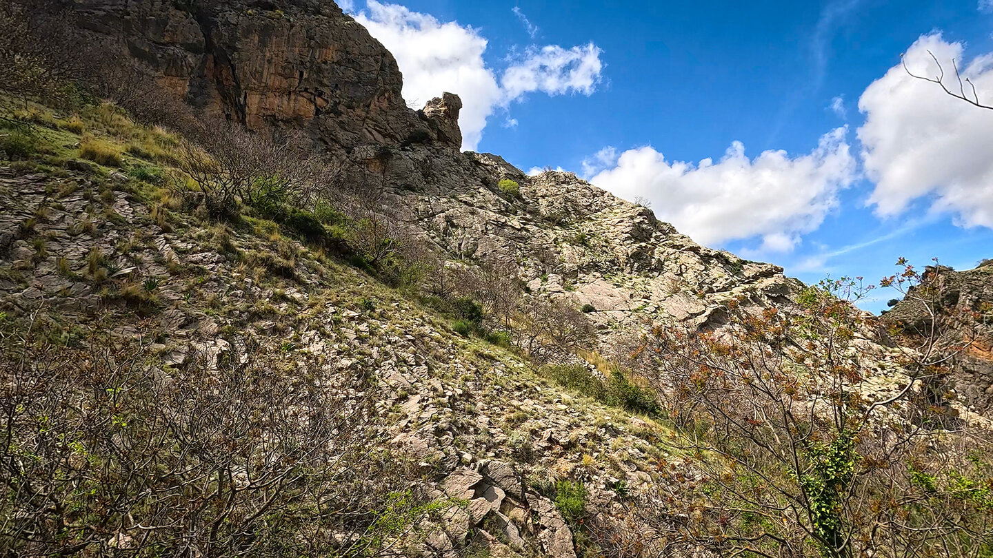 Felsen am Wanderpfad zur Caldera del Tío Lobo in der Sierra Mágina Felsen am Wanderpfad zur Caldera del Tío Lobo in der Sierra Mágina