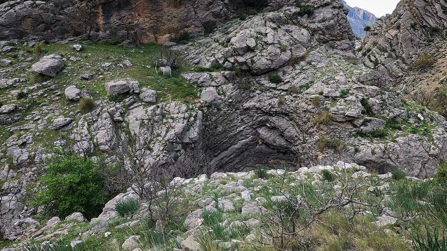 Felsschlucht auf der Wanderung zur Caldera del Tío Lobo Felsschlucht auf der Wanderung zur Caldera del Tío Lobo