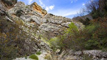 Felsverwerfungen nahe Arroyo de la Eruela in der Sierra Mágina