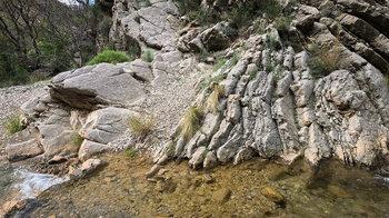 Schichtungen des Gsteins nahe Arroyo de la Eruela in der Sierra Mágina