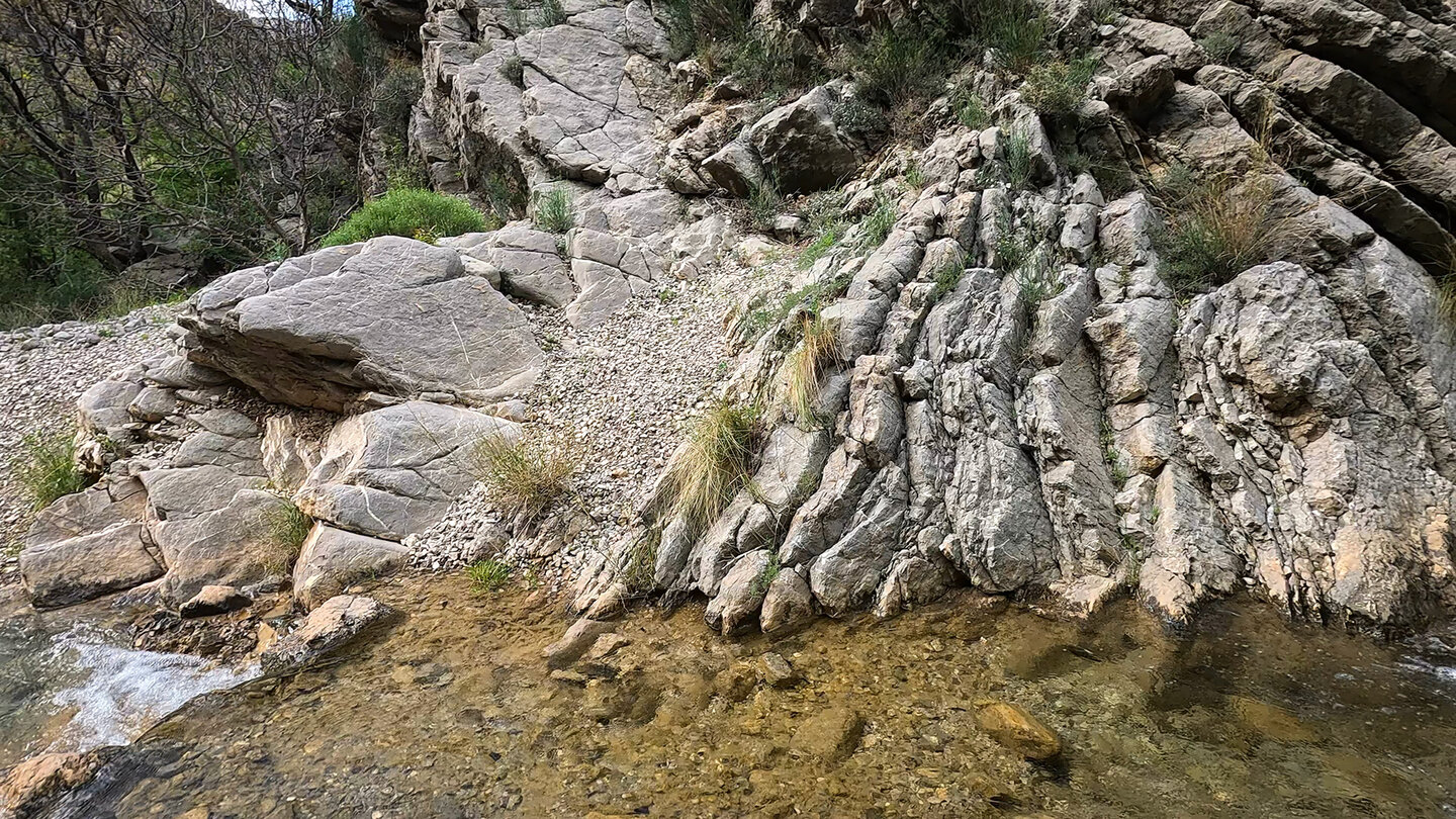 Schichtungen des Gsteins nahe Arroyo de la Eruela in der Sierra Mágina Schichtungen des Gsteins nahe Arroyo de la Eruela in der Sierra Mágina