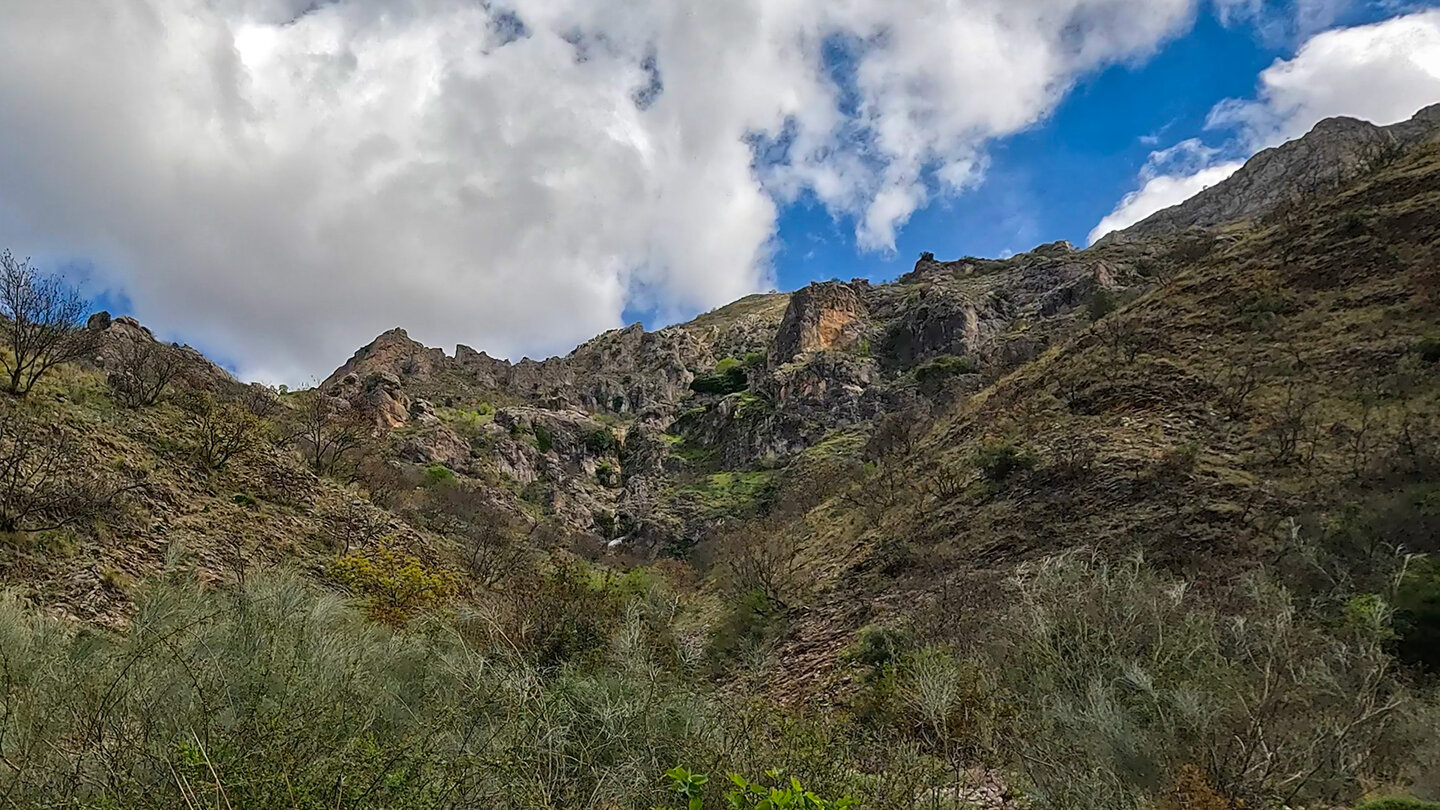 Aussicht am Wanderpfad auf die Caldera del Tío Lobo in der Sierra Mágina Aussicht am Wanderpfad auf die Caldera del Tío Lobo in der Sierra Mágina