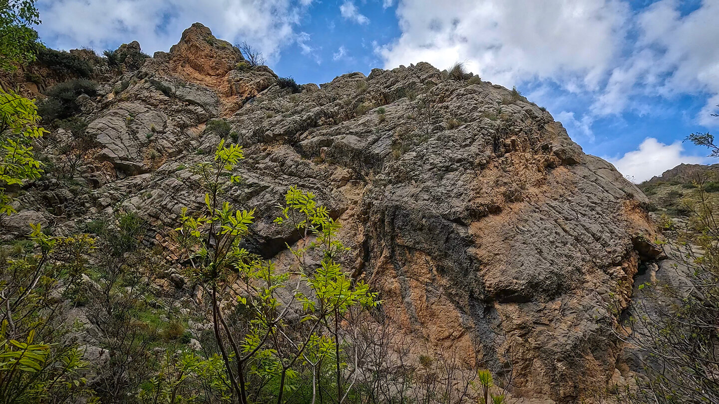Schichtungen und Verwerfungen des Gesteins in der Schlucht Schichtungen und Verwerfungen des Gesteins in der Schlucht