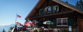 die Terrasse der Gafadurahütte lädt zur Ruhe ein