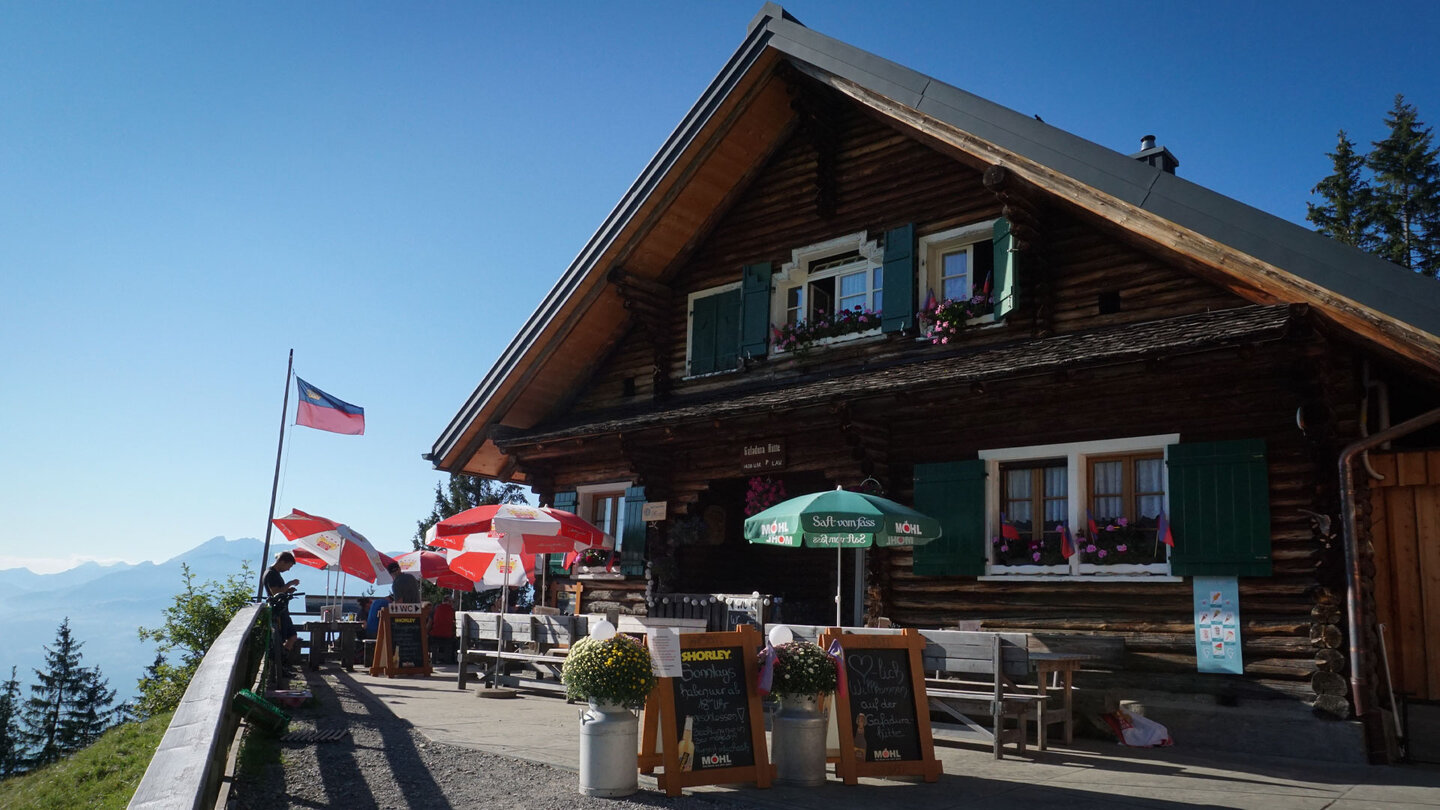 die Terrasse der Gafadurahütte lädt zur Ruhe ein die Terrasse der Gafadurahütte lädt zur Ruhe ein
