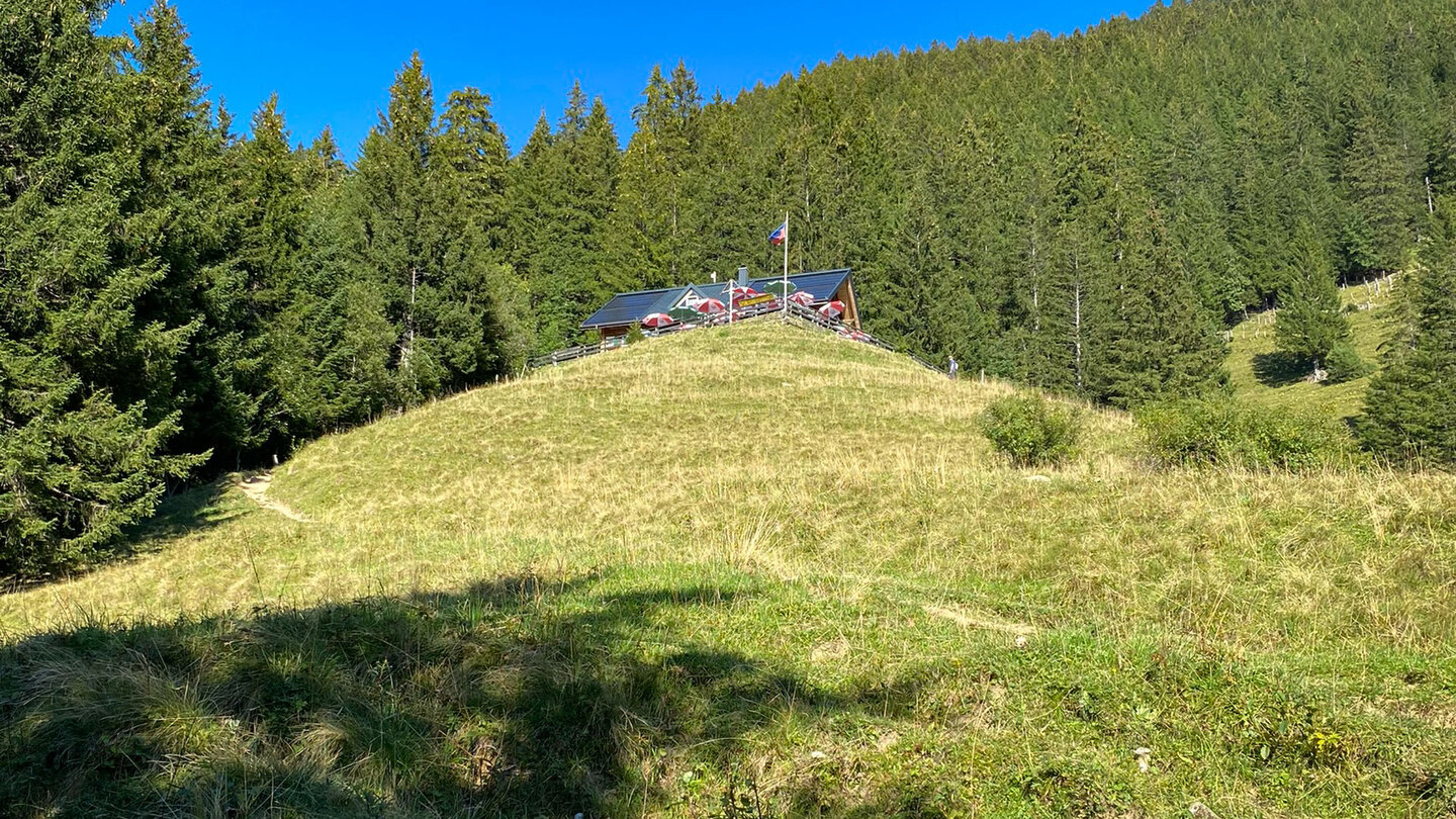 Blick vom Wanderweg von Planken hinauf zur Gafadurahütte Blick vom Wanderweg hinauf zur Gafadurahütte
