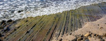 Brandungsplattformen im Flyschgestein bei den Baños de Claudia