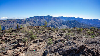 Ausblick über die Berglandschaft des Tamadaba bis zum Roque Nublo am Horizont