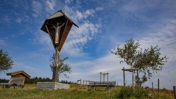 Rastplatz mit Bänken und Himmelsliege am Ibacher Friedenskreuz
