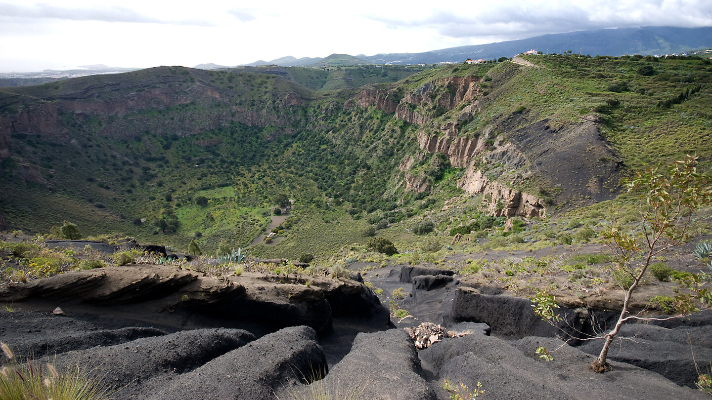 Lavaformationen an der Caldera de Bandama auf Gran Canaria