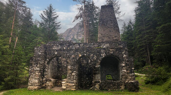 die Front des historischen Schmelzofens