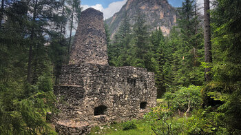 Historischer Schmelzofen am Klauskofel