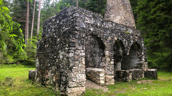 Ruine des historischen Schmelzofens im Höhlensteintal bei Toblach