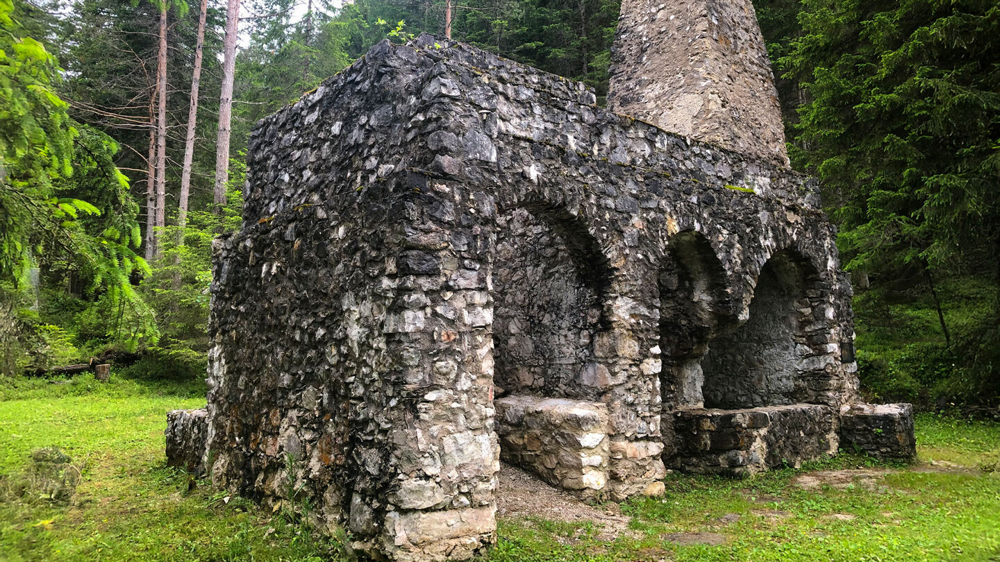 Ruine des historischen Schmelzofens im Höhlensteintal bei Toblach