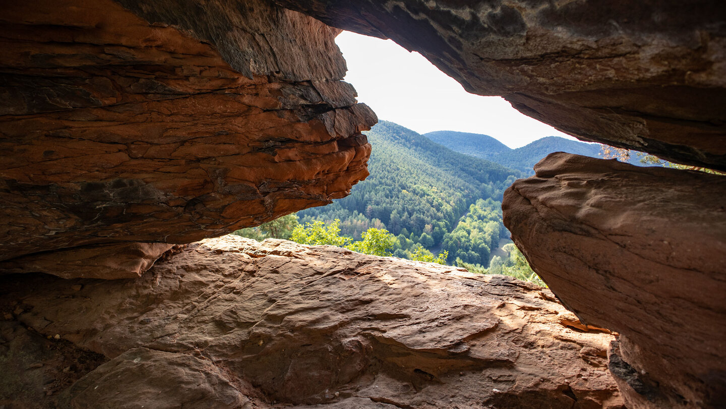 Ein Felsenfenster in den Nesselbergfelsen gibt die Sicht auf den Wasgau frei.