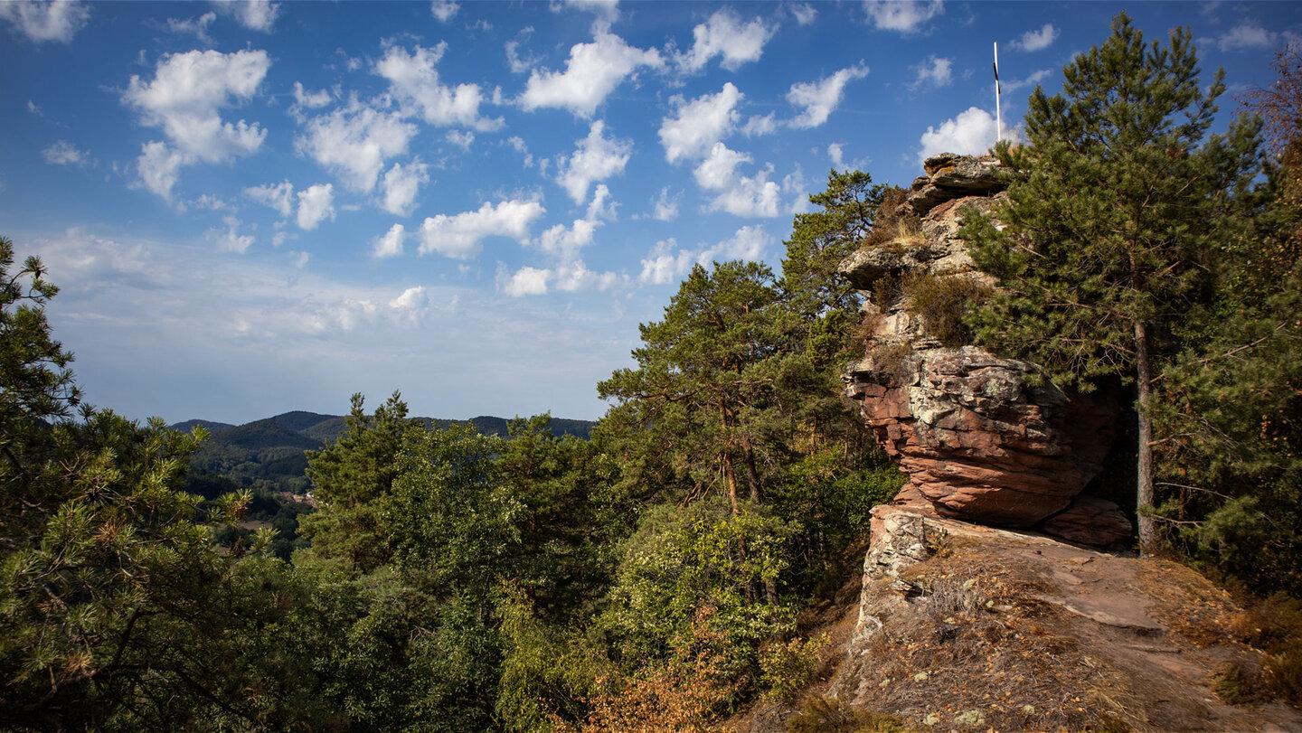 Eines der vielgliedrigen Felstürmchen am Grat der Nesselbergfelsen.