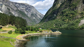 Blick entlang am Nærøyfjord