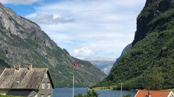 Blick über Häuser auf den Nærøyfjord