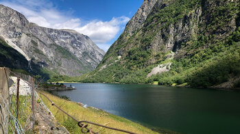 am Westufer liegt der Ort Russeviki