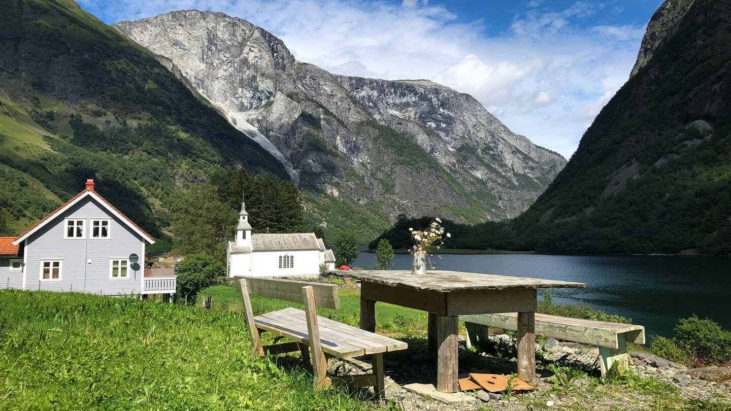 Rastplatz mit Bick zur Kirche von Bakka