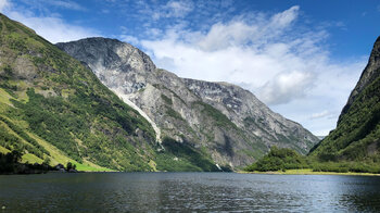 die steilen Berge am Nærøyfjord