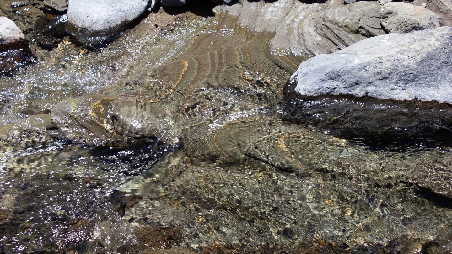 klares Wasser des Rio de Taburienteder Roque del Huse