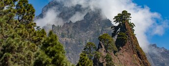 die Felswände der Caldera hinter dem Roque del Huso