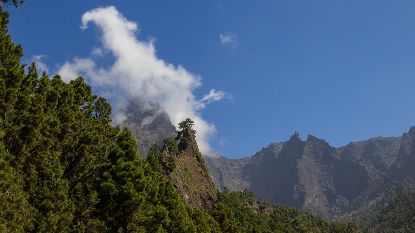 der Roque del Huso vor der Gipfelkette der Caldera de Taburiente