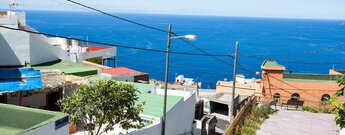 Blick über die schmalen Gassen der Ortschaft Sabinosa zum Meer bei El Hierro